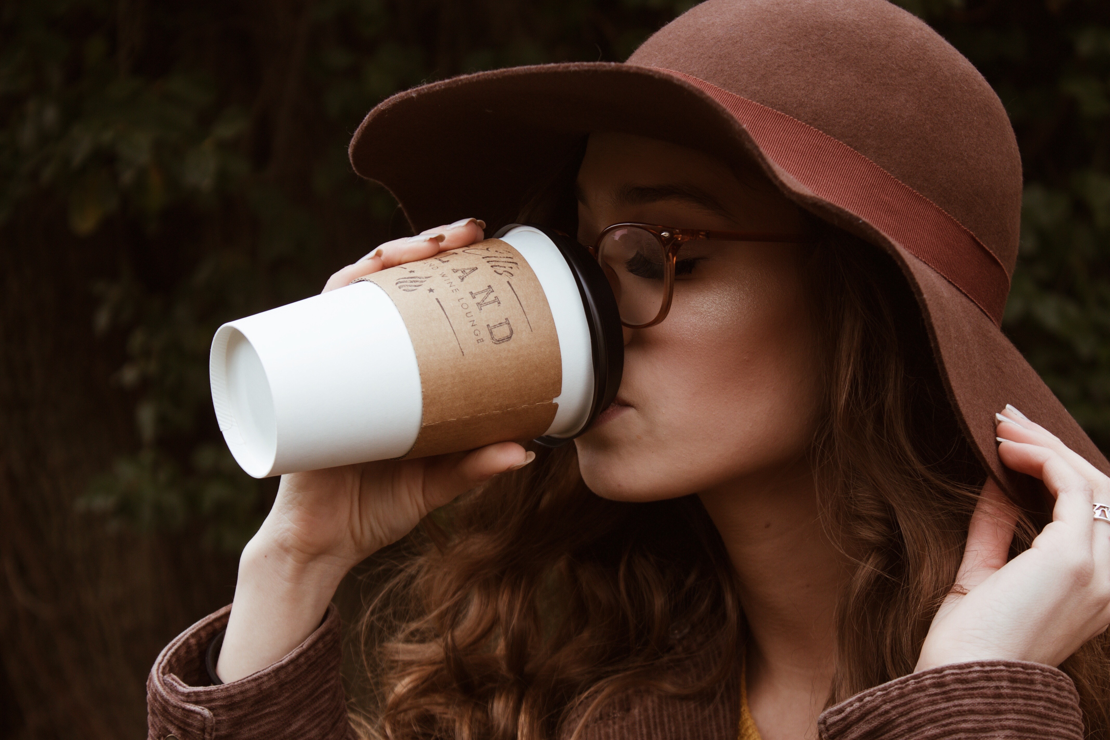 Отзывы люди кофе. Девушка пьет кофе. Девушка со стаканчиком кофе. Стаканчик кофе. Фотосессия с кофе.